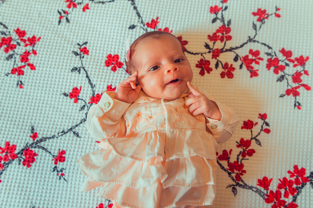 Ensaio Newborn lifestyle recem nascido fotografia foto fotografa fotografo em casa residencia banho estilo de vida pose criativa diferente bonita linda