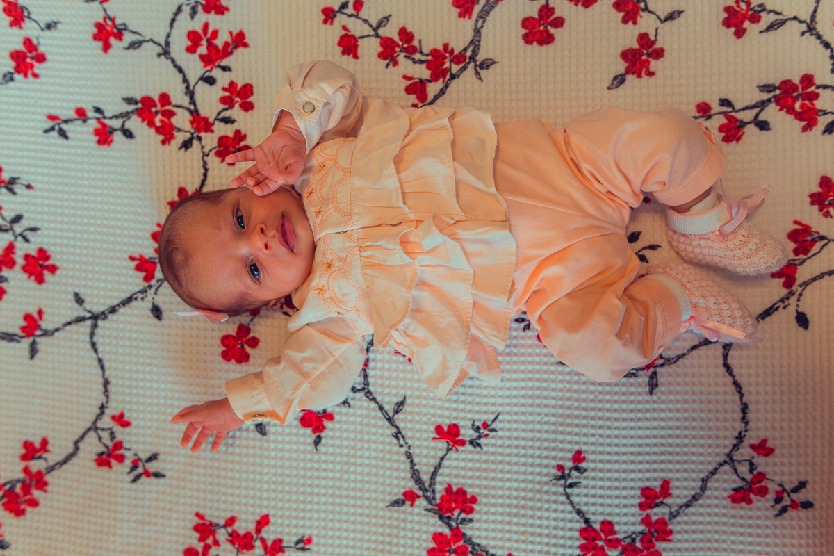 Ensaio Newborn lifestyle recem nascido fotografia foto fotografa fotografo em casa residencia banho estilo de vida pose criativa diferente bonita linda