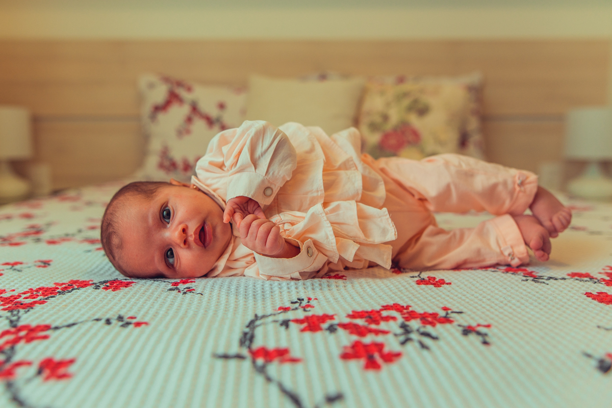 Ensaio Newborn lifestyle recem nascido fotografia foto fotografa fotografo em casa residencia banho estilo de vida pose criativa diferente bonita linda