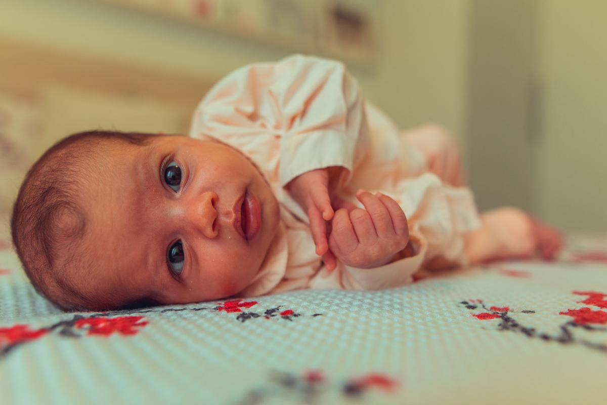 Ensaio Newborn lifestyle recem nascido fotografia foto fotografa fotografo em casa residencia banho estilo de vida pose criativa diferente bonita linda