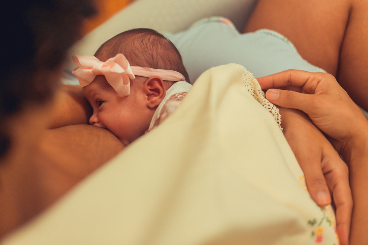 Ensaio Newborn lifestyle recem nascido fotografia foto fotografa fotografo em casa residencia banho estilo de vida pose criativa diferente bonita linda