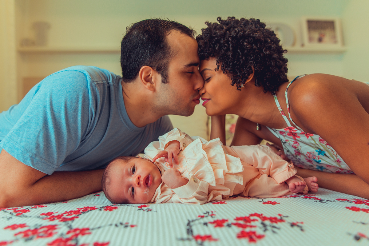 Ensaio Newborn lifestyle recem nascido fotografia foto fotografa fotografo em casa residencia banho estilo de vida pose criativa diferente bonita linda