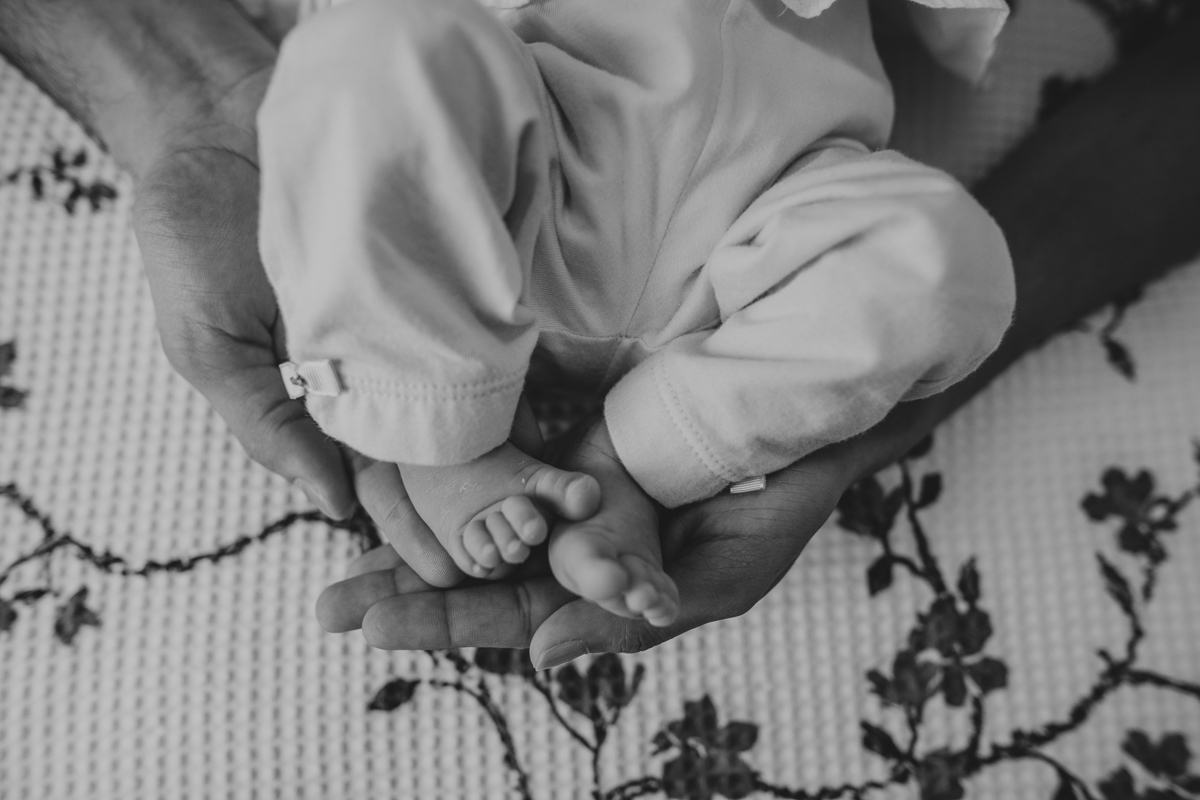 Ensaio Newborn lifestyle recem nascido fotografia foto fotografa fotografo em casa residencia banho estilo de vida pose criativa diferente bonita linda