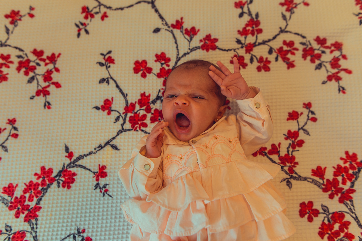 Ensaio Newborn lifestyle recem nascido fotografia foto fotografa fotografo em casa residencia banho estilo de vida pose criativa diferente bonita linda