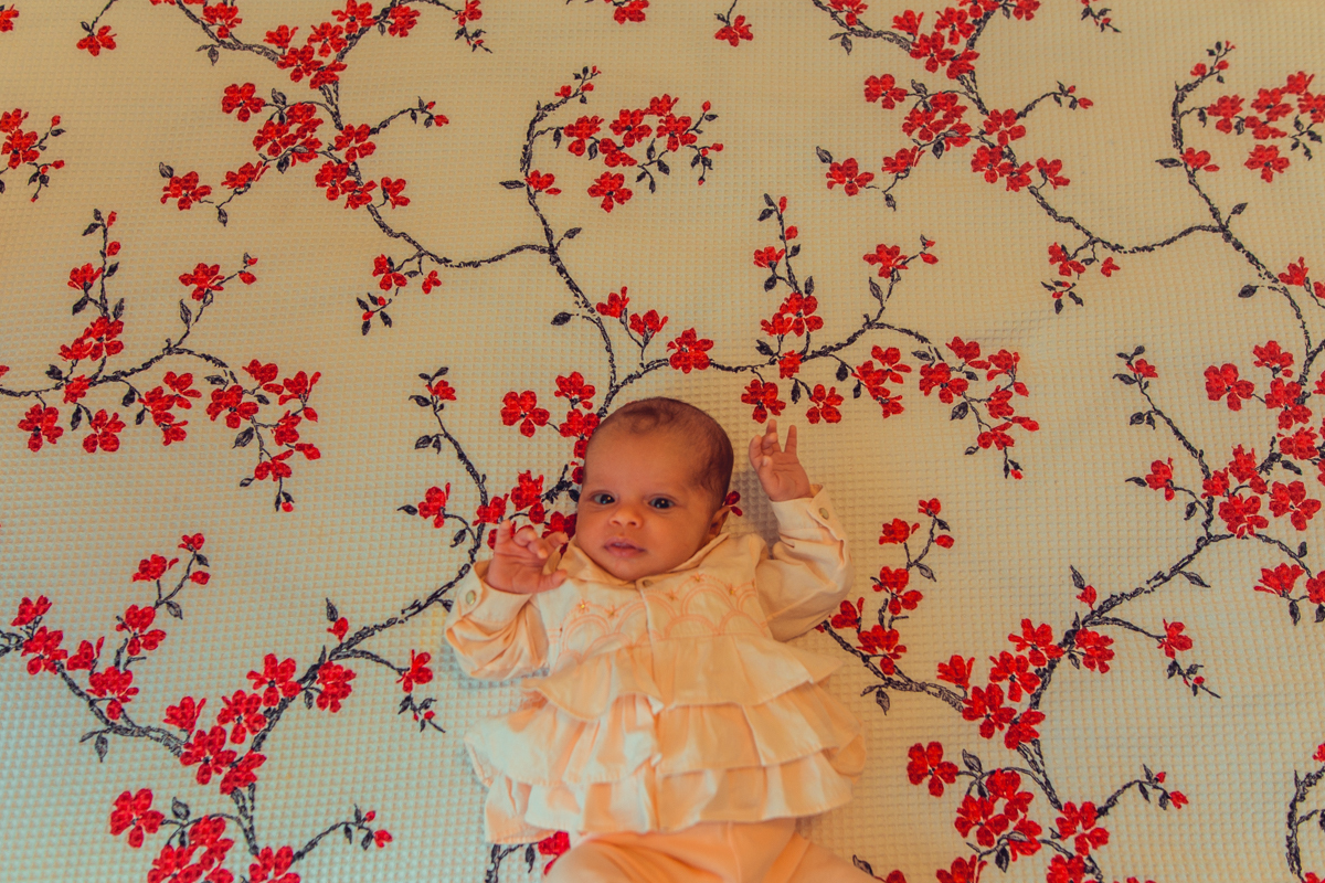 Ensaio Newborn lifestyle recem nascido fotografia foto fotografa fotografo em casa residencia banho estilo de vida pose criativa diferente bonita linda