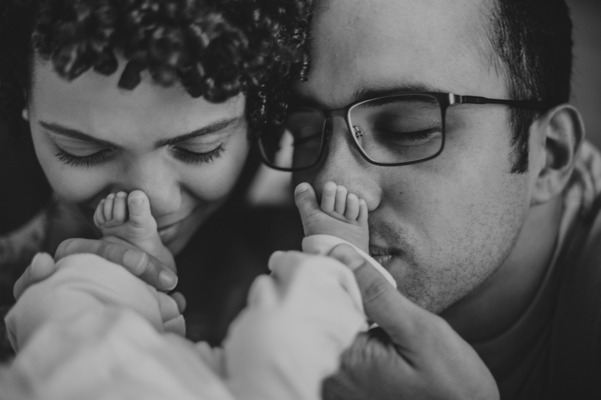 Ensaio Newborn lifestyle recem nascido fotografia foto fotografa fotografo em casa residencia banho estilo de vida pose criativa diferente bonita linda