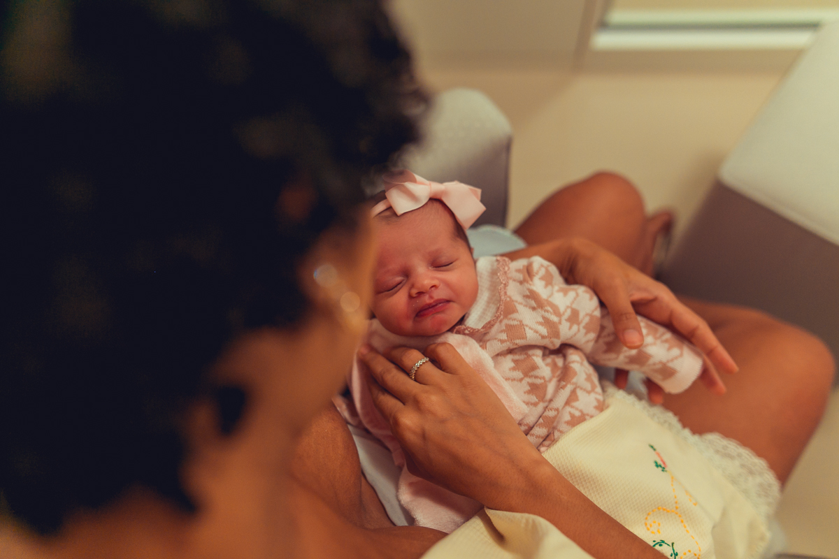 Ensaio Newborn lifestyle recem nascido fotografia foto fotografa fotografo em casa residencia banho estilo de vida pose criativa diferente bonita linda