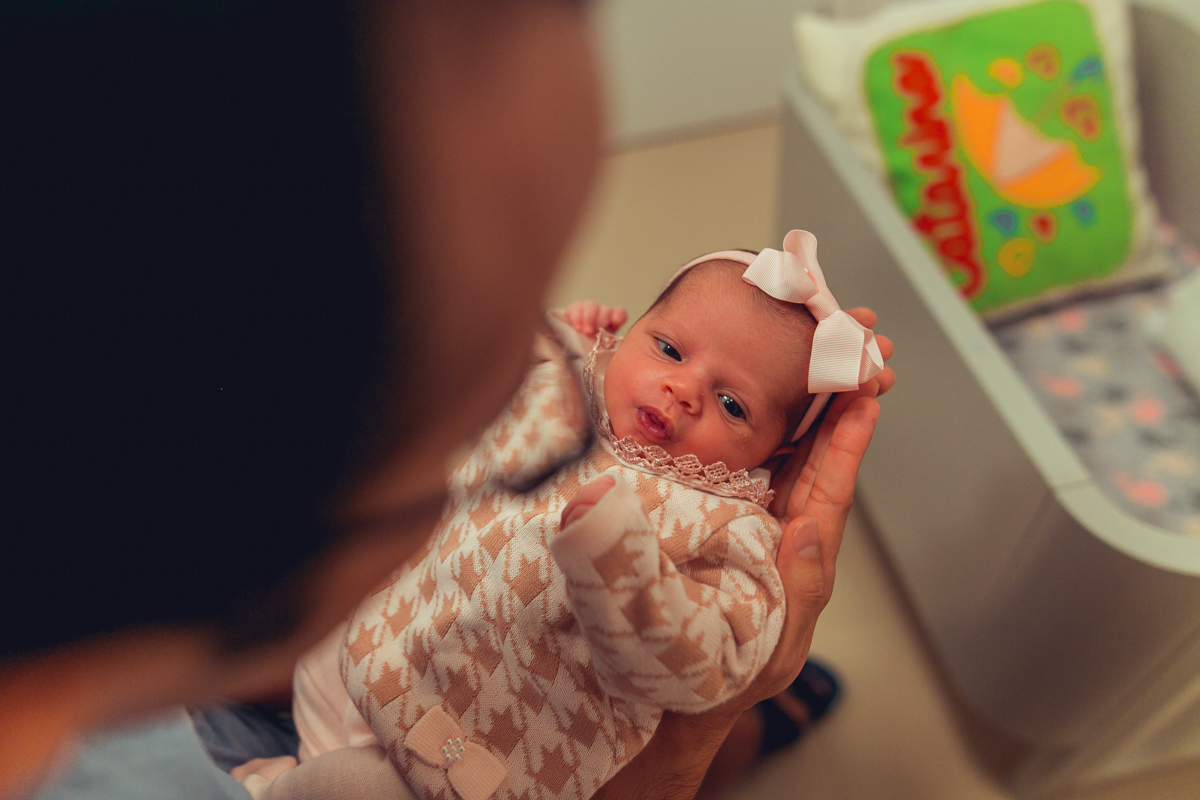 Ensaio Newborn lifestyle recem nascido fotografia foto fotografa fotografo em casa residencia banho estilo de vida pose criativa diferente bonita linda