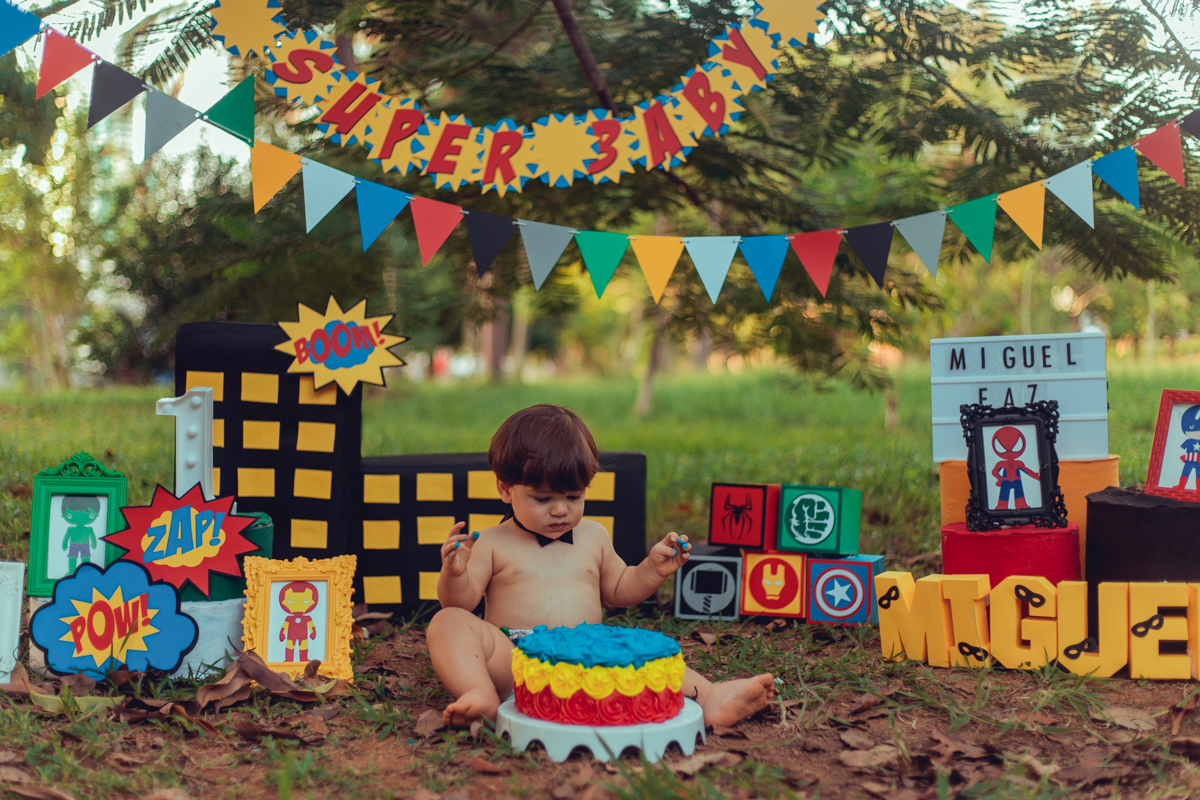 smash the cake senhoritas fotografias super herois heroes baby bebes liga da justica esmagando o bolo salvador ensaio infantil crianças aniversario foto fotografo fotografa festa 1 um ano