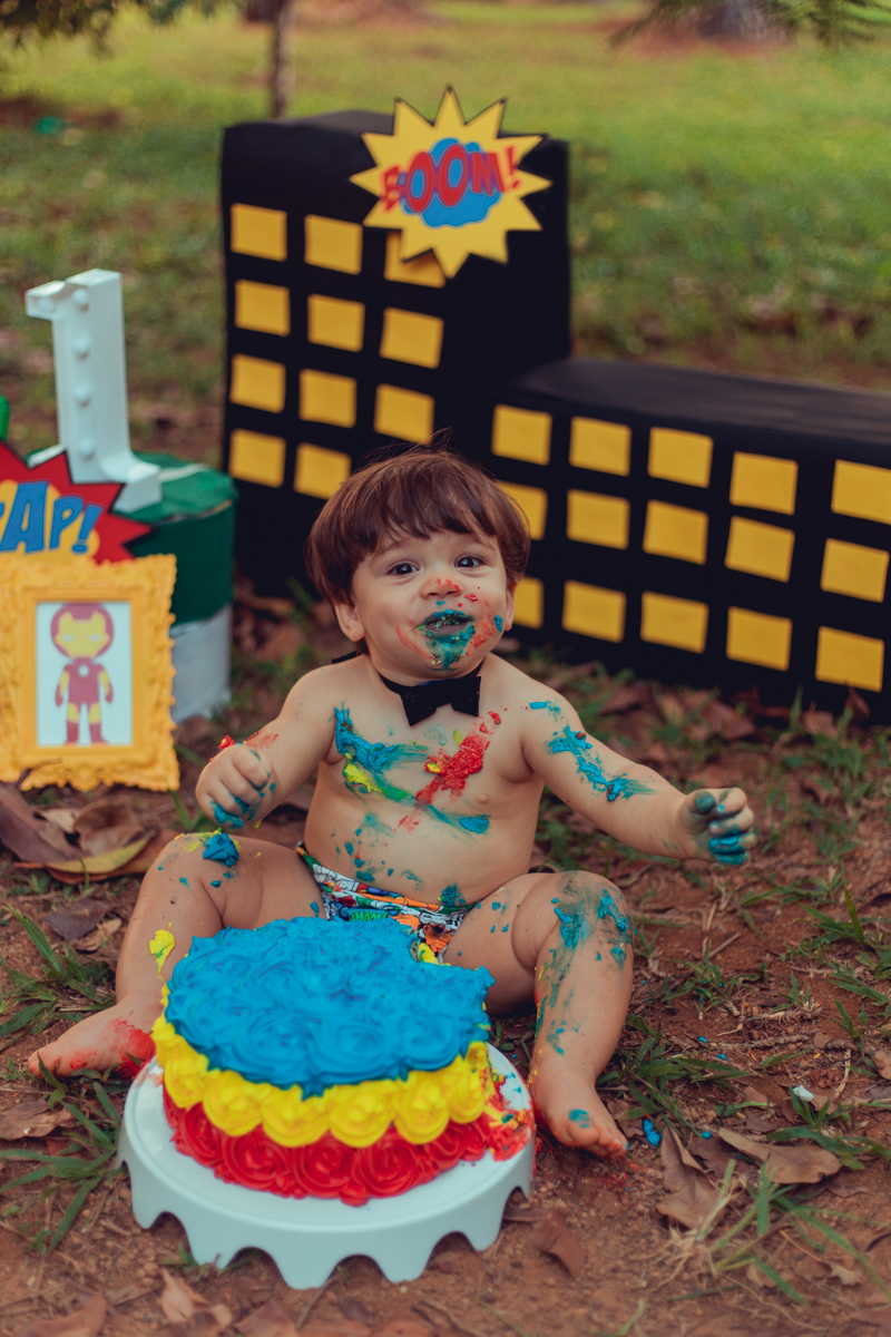 smash the cake senhoritas fotografias super herois heroes baby bebes liga da justica esmagando o bolo salvador ensaio infantil crianças aniversario foto fotografo fotografa festa 1 um ano