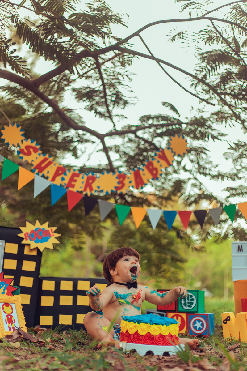 smash the cake senhoritas fotografias super herois heroes baby bebes liga da justica esmagando o bolo salvador ensaio infantil crianças aniversario foto fotografo fotografa festa 1 um ano