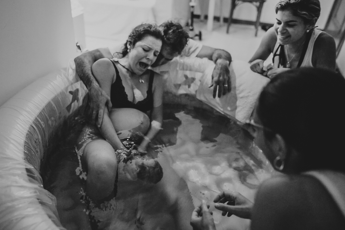 senhoritas fotografia parto normal humanizado natural domiciliar camila rabello obstetra salvador normal nascimento fotografa fotos em casa na agua