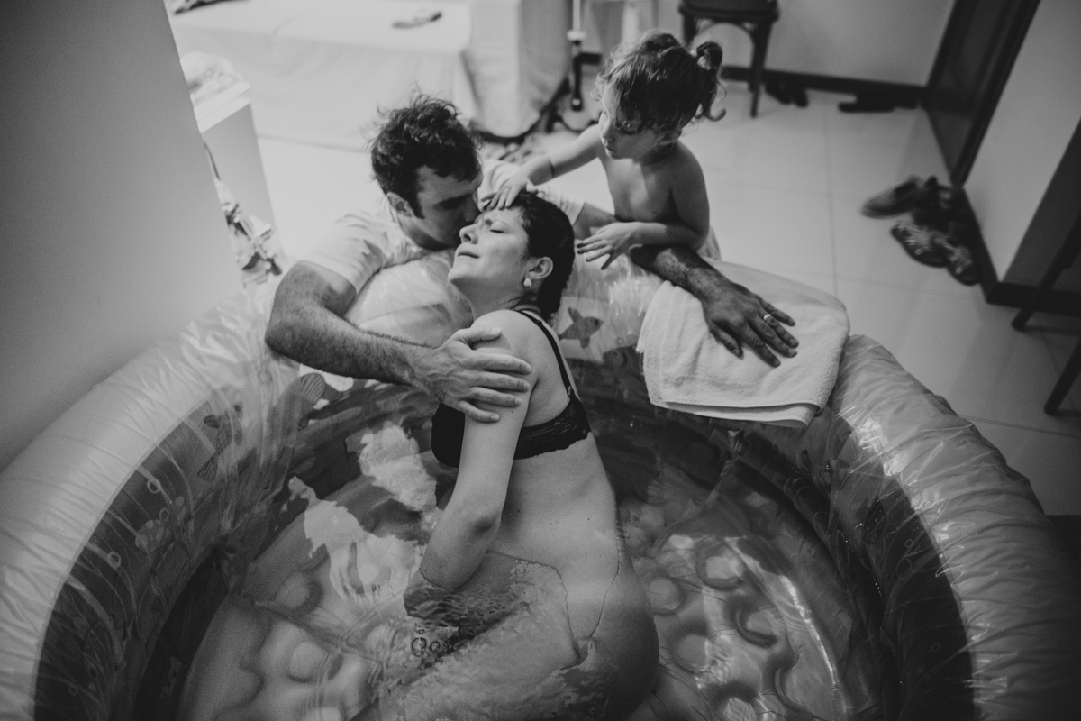 senhoritas fotografia parto normal humanizado natural domiciliar camila rabello obstetra salvador normal nascimento fotografa fotos em casa na agua