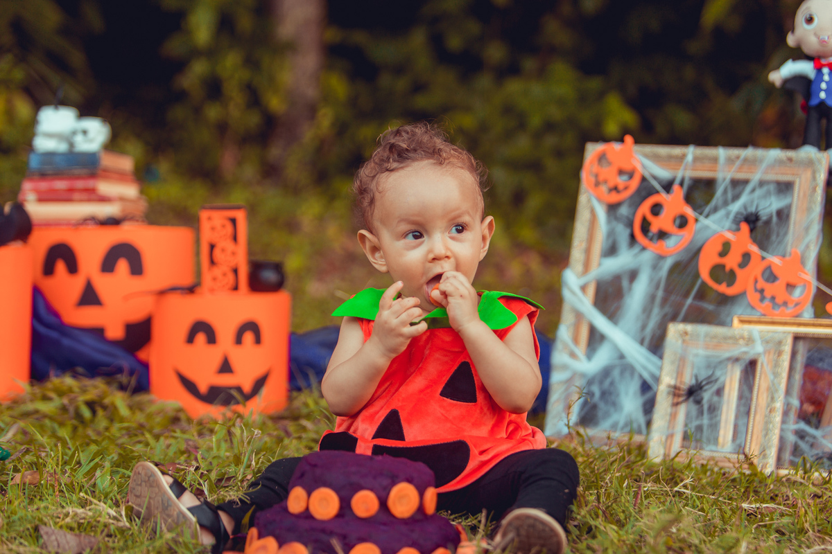 smash the cake fotografia infantil primeiro ano halloween salvador foto fotografa fotografo bahia melhor decoracao bolo parque da cidade ensaio familia documental lifestyle divertido fantasia