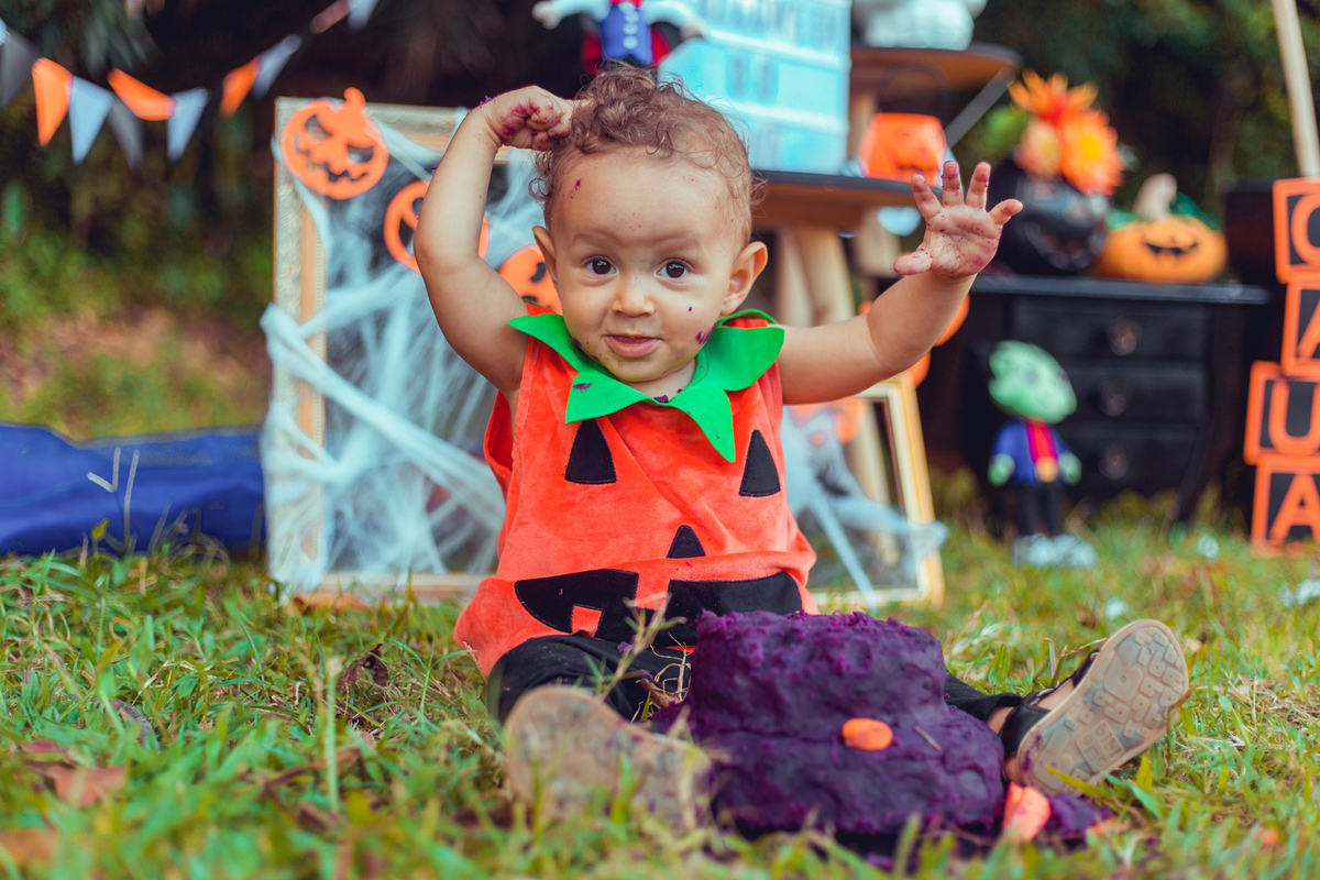 smash the cake fotografia infantil primeiro ano halloween salvador foto fotografa fotografo bahia melhor decoracao bolo parque da cidade ensaio familia documental lifestyle divertido fantasia