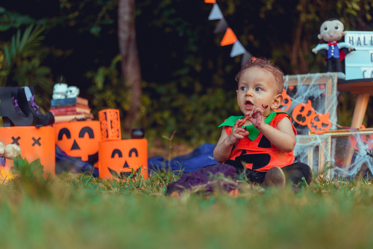 smash the cake fotografia infantil primeiro ano halloween salvador foto fotografa fotografo bahia melhor decoracao bolo parque da cidade ensaio familia documental lifestyle divertido fantasia