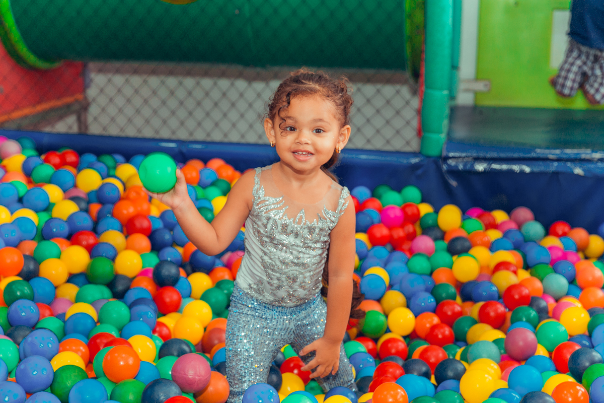 festa infantil frozen buffet salvador senhoritas fotografia 3 anos decoracao frozen2 plotagem decorativo bolo doces salgados brinquedos  piscina de bolinha