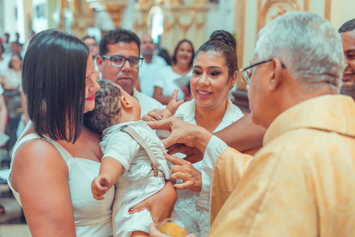 senhoritas fotografia Paróquia do Santíssimo Sacramento e Sant'Ana batizado batismo salvador foto fotografo fotografa católica roupa padrinhos presente ideias cerimonia documental padre vela toalha recepção decoração