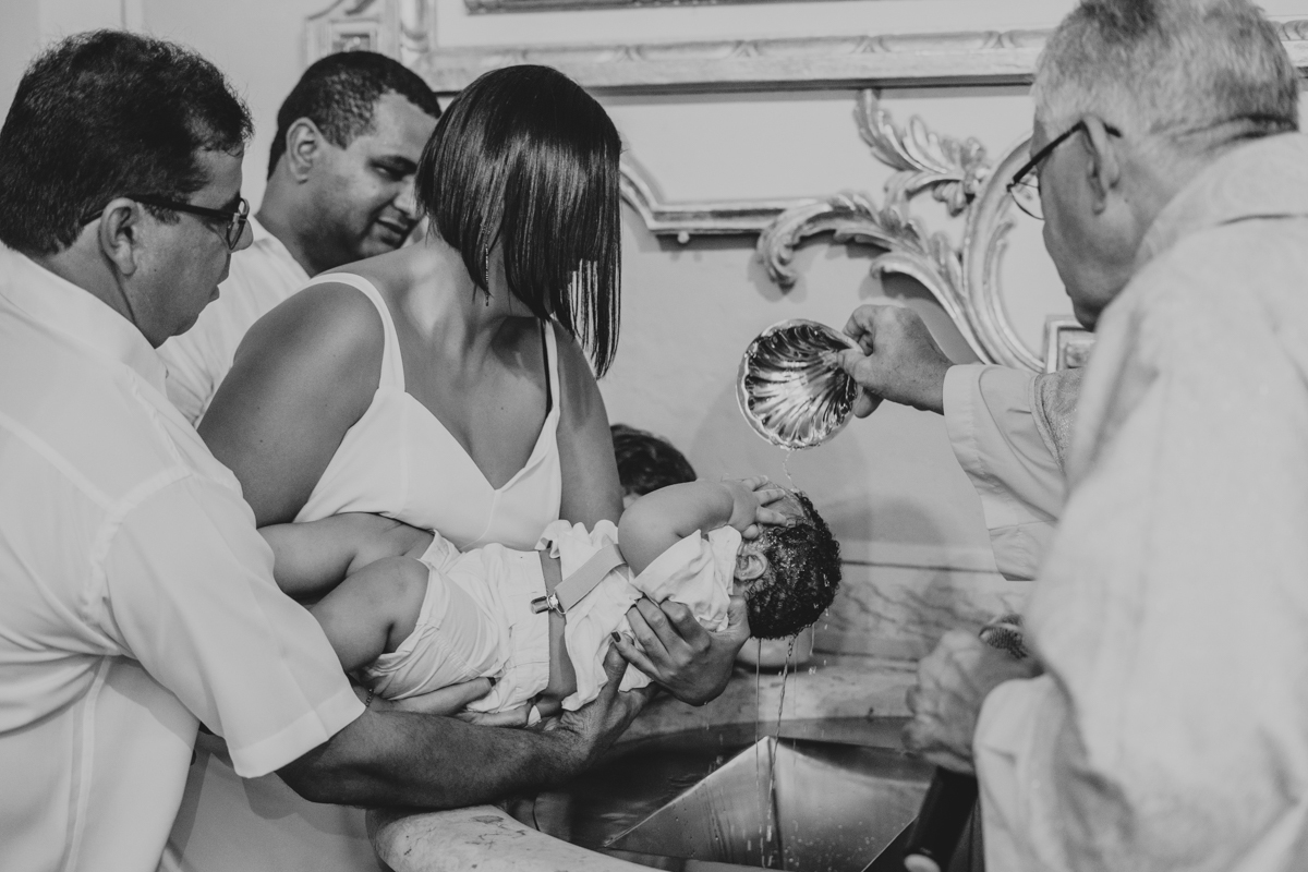 senhoritas fotografia Paróquia do Santíssimo Sacramento e Sant'Ana batizado batismo salvador foto fotografo fotografa católica roupa padrinhos presente ideias cerimonia documental padre vela toalha recepção decoração