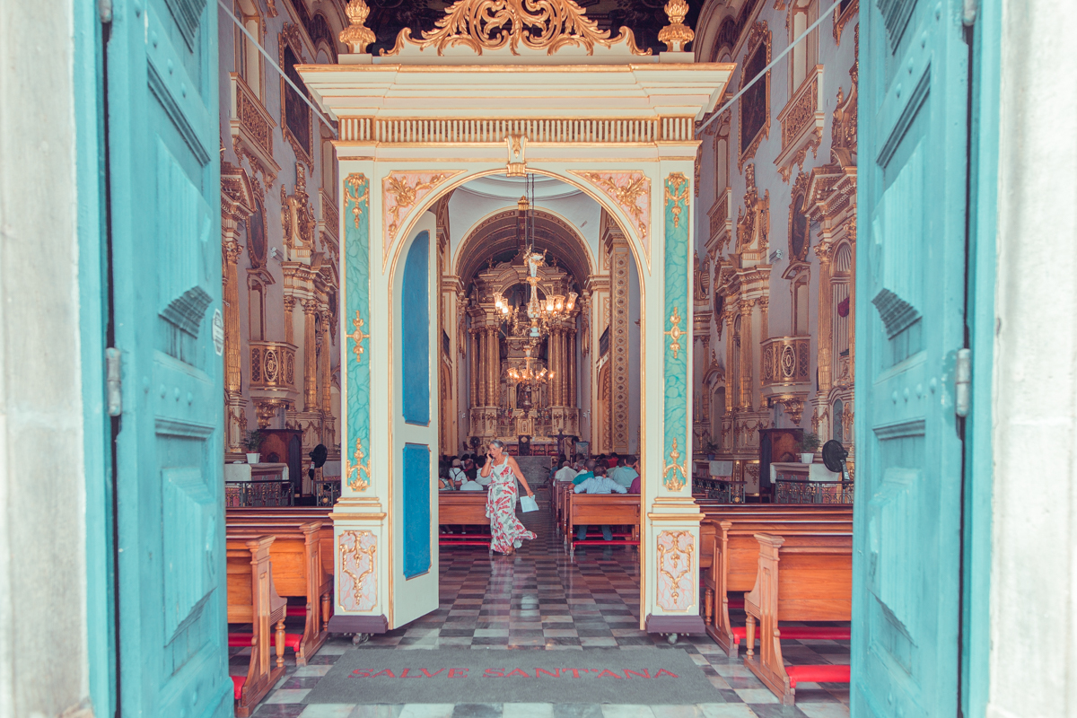 senhoritas fotografia Paróquia do Santíssimo Sacramento e Sant'Ana batizado batismo salvador foto fotografo fotografa católica roupa padrinhos presente ideias cerimonia documental padre vela toalha recepção decoração