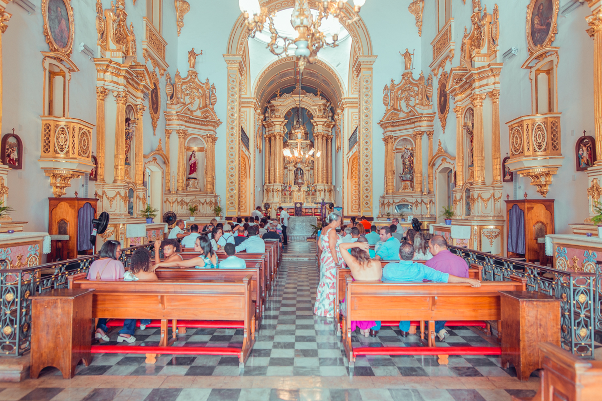 senhoritas fotografia Paróquia do Santíssimo Sacramento e Sant'Ana batizado batismo salvador foto fotografo fotografa católica roupa padrinhos presente ideias cerimonia documental padre vela toalha recepção decoração