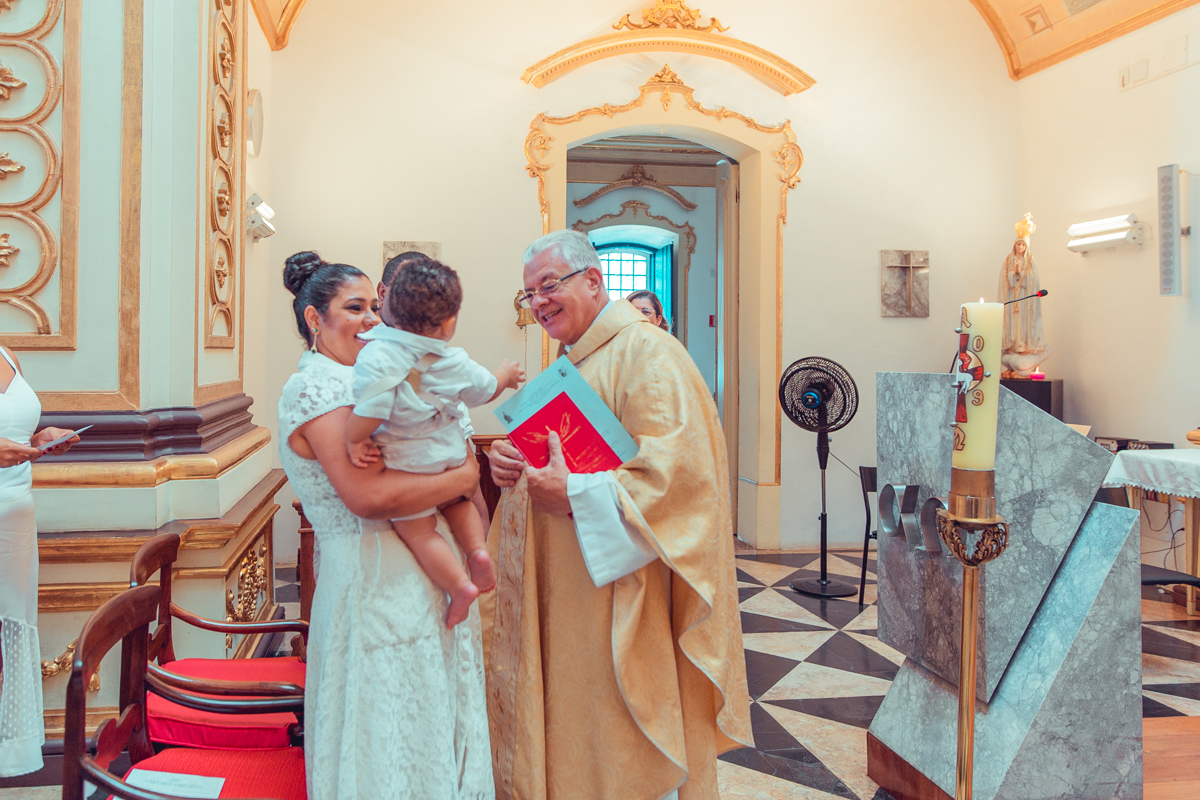 senhoritas fotografia Paróquia do Santíssimo Sacramento e Sant'Ana batizado batismo salvador foto fotografo fotografa católica roupa padrinhos presente ideias cerimonia documental padre vela toalha recepção decoração