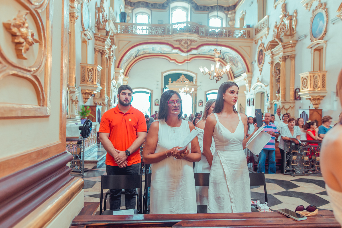 senhoritas fotografia Paróquia do Santíssimo Sacramento e Sant'Ana batizado batismo salvador foto fotografo fotografa católica roupa padrinhos presente ideias cerimonia documental padre vela toalha recepção decoração