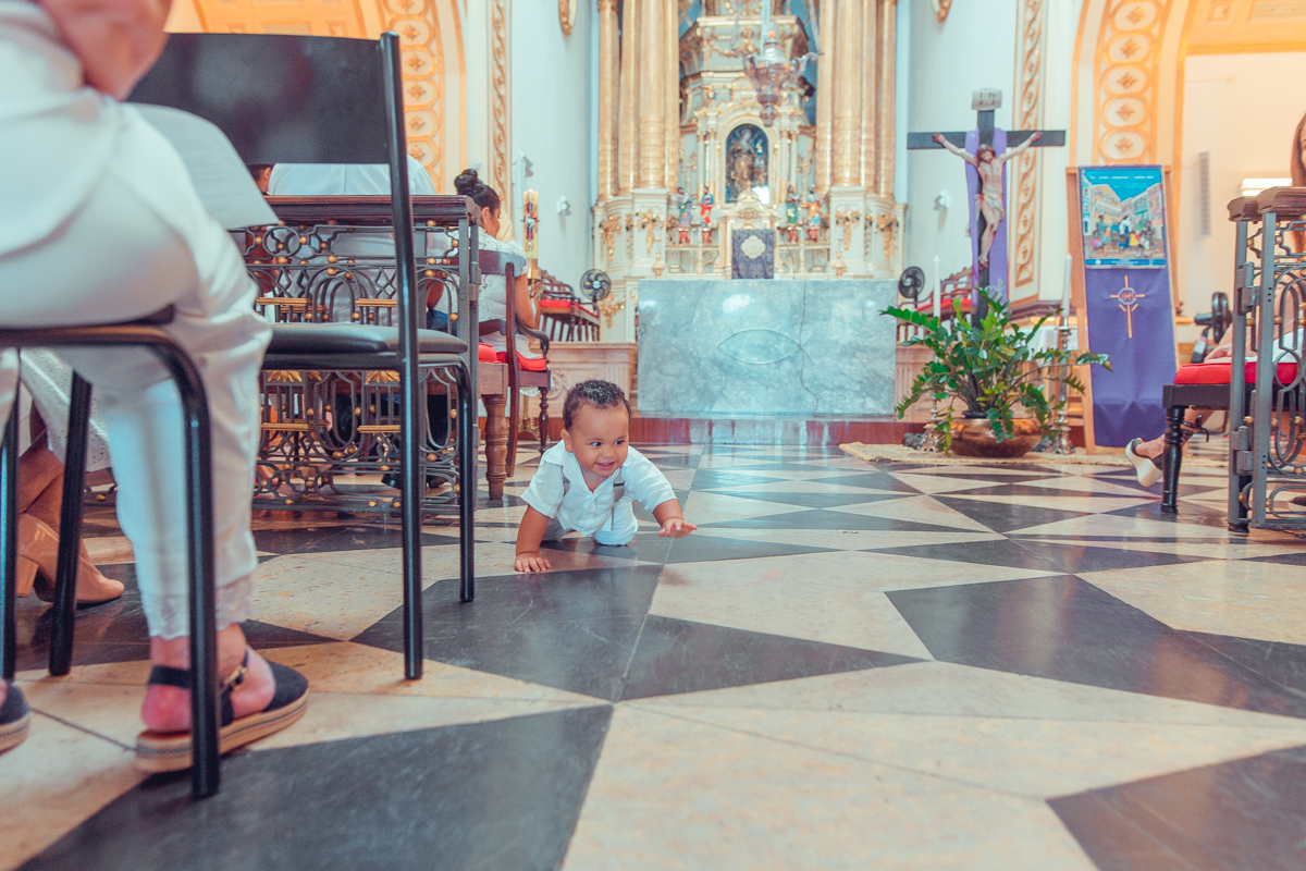 senhoritas fotografia Paróquia do Santíssimo Sacramento e Sant'Ana batizado batismo salvador foto fotografo fotografa católica roupa padrinhos presente ideias cerimonia documental padre vela toalha recepção decoração