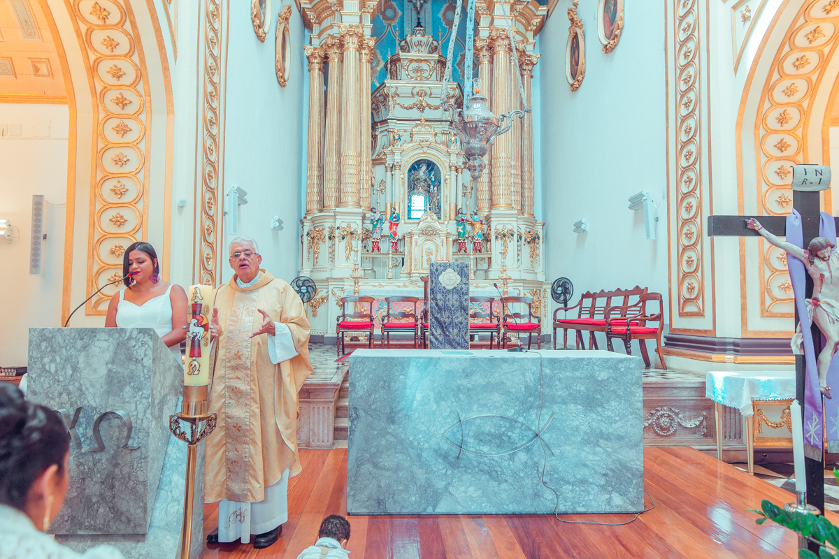 senhoritas fotografia Paróquia do Santíssimo Sacramento e Sant'Ana batizado batismo salvador foto fotografo fotografa católica roupa padrinhos presente ideias cerimonia documental padre vela toalha recepção decoração