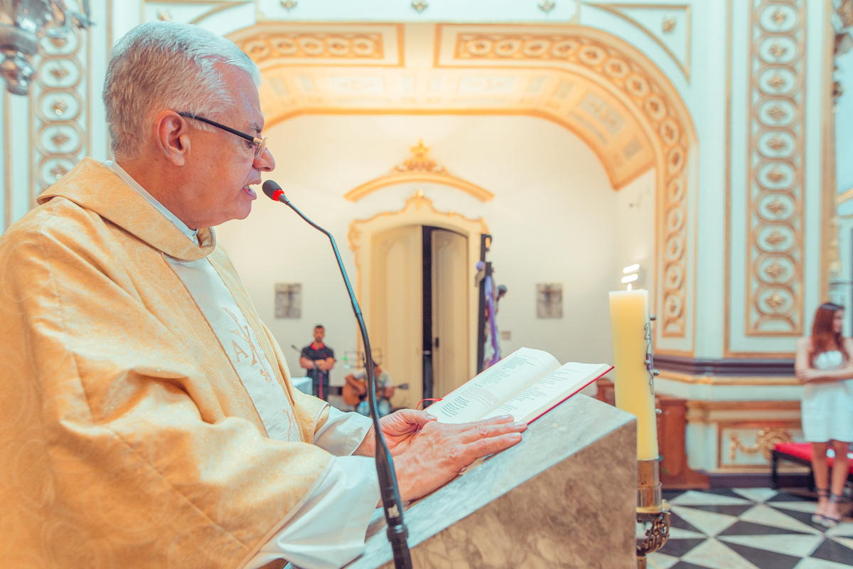 senhoritas fotografia Paróquia do Santíssimo Sacramento e Sant'Ana batizado batismo salvador foto fotografo fotografa católica roupa padrinhos presente ideias cerimonia documental padre vela toalha recepção decoração