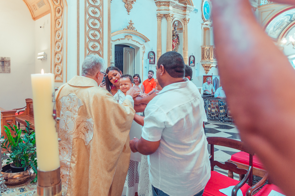 senhoritas fotografia Paróquia do Santíssimo Sacramento e Sant'Ana batizado batismo salvador foto fotografo fotografa católica roupa padrinhos presente ideias cerimonia documental padre vela toalha recepção decoração
