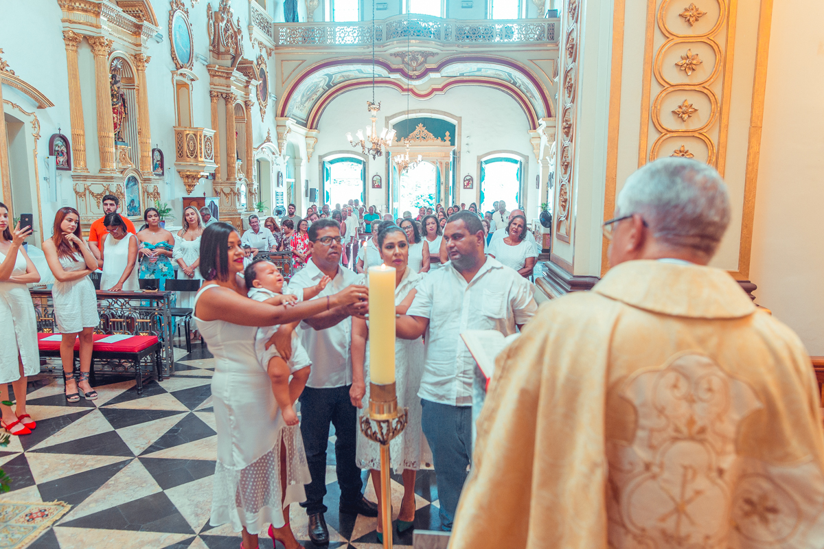 senhoritas fotografia Paróquia do Santíssimo Sacramento e Sant'Ana batizado batismo salvador foto fotografo fotografa católica roupa padrinhos presente ideias cerimonia documental padre vela toalha recepção decoração
