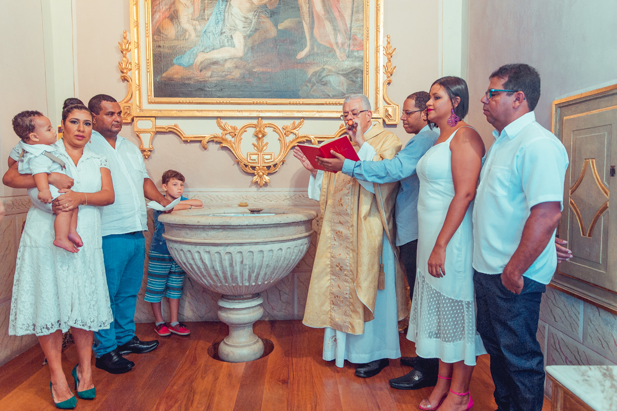 senhoritas fotografia Paróquia do Santíssimo Sacramento e Sant'Ana batizado batismo salvador foto fotografo fotografa católica roupa padrinhos presente ideias cerimonia documental padre vela toalha recepção decoração