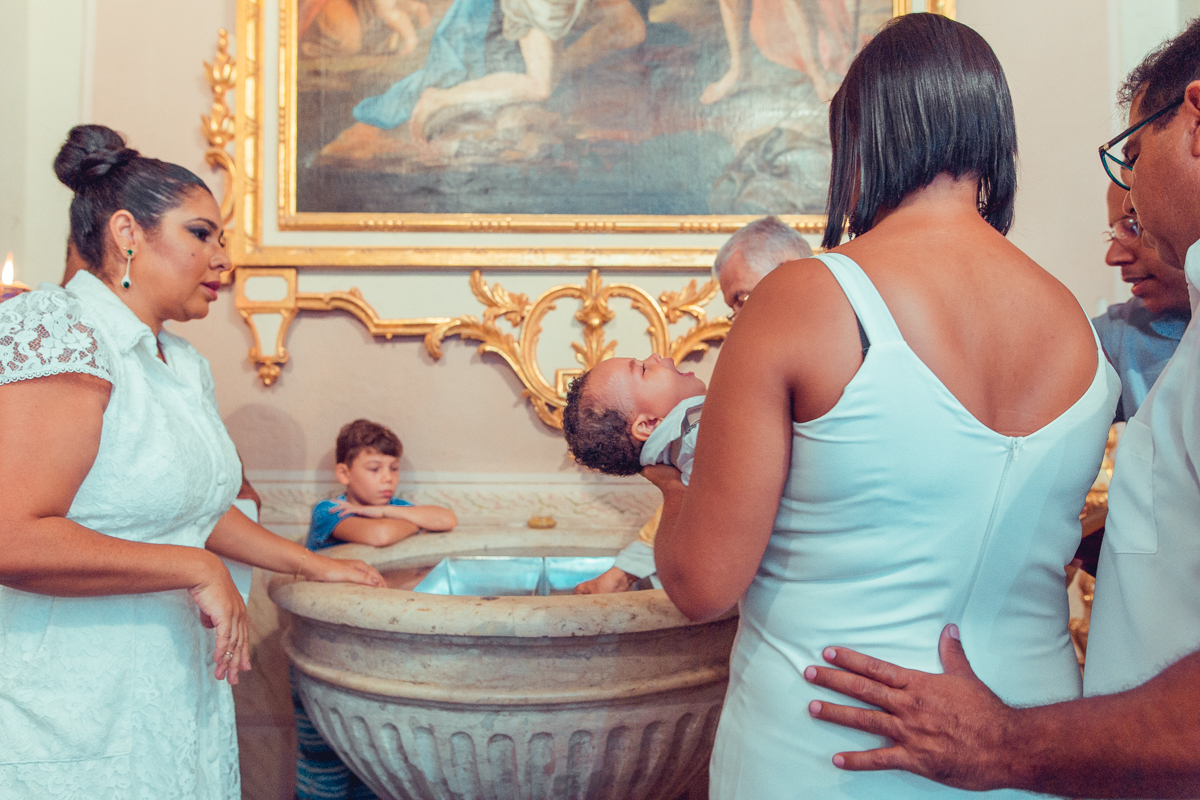 senhoritas fotografia Paróquia do Santíssimo Sacramento e Sant'Ana batizado batismo salvador foto fotografo fotografa católica roupa padrinhos presente ideias cerimonia documental padre vela toalha recepção decoração