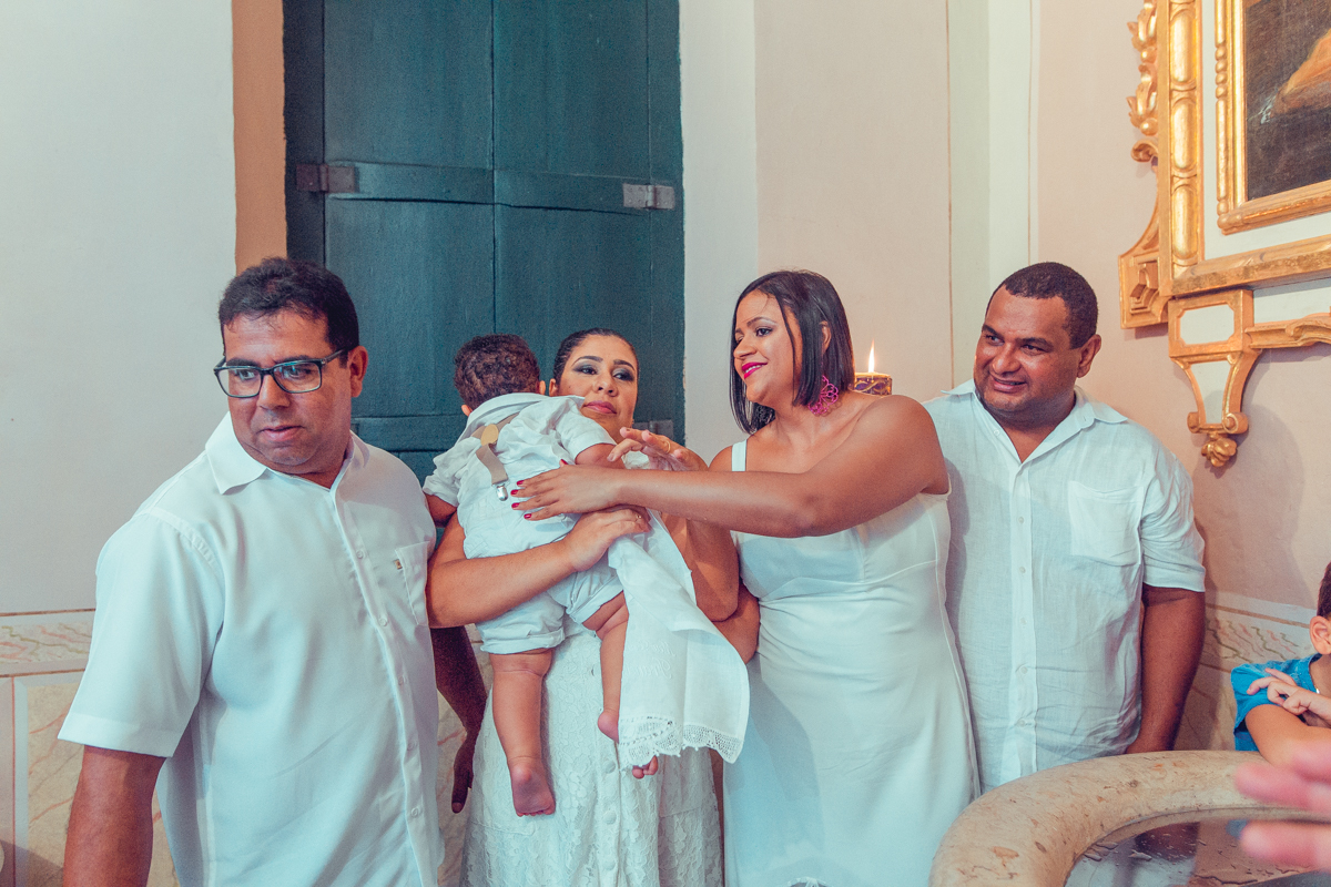senhoritas fotografia Paróquia do Santíssimo Sacramento e Sant'Ana batizado batismo salvador foto fotografo fotografa católica roupa padrinhos presente ideias cerimonia documental padre vela toalha recepção decoração