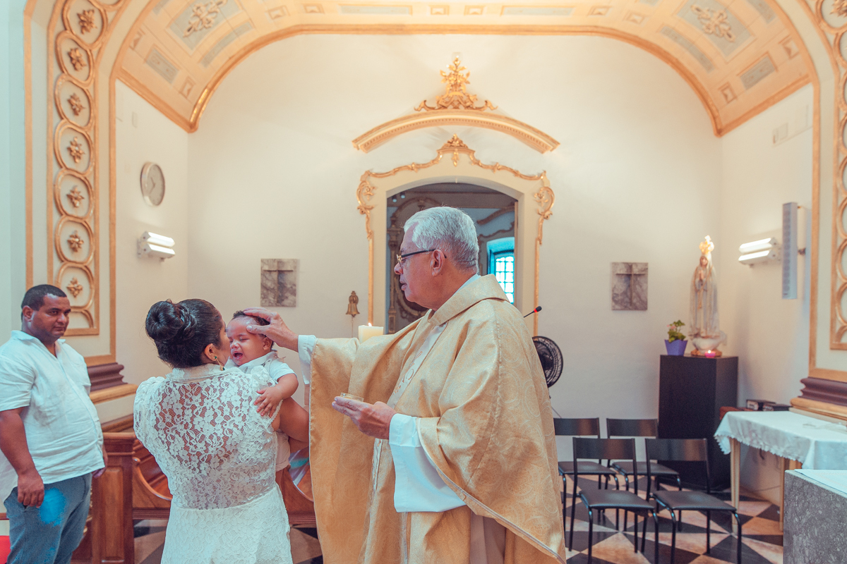 senhoritas fotografia Paróquia do Santíssimo Sacramento e Sant'Ana batizado batismo salvador foto fotografo fotografa católica roupa padrinhos presente ideias cerimonia documental padre vela toalha recepção decoração