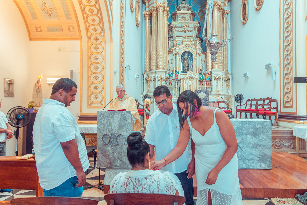 senhoritas fotografia Paróquia do Santíssimo Sacramento e Sant'Ana batizado batismo salvador foto fotografo fotografa católica roupa padrinhos presente ideias cerimonia documental padre vela toalha recepção decoração