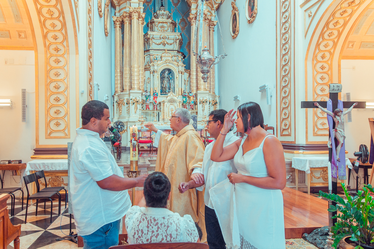 senhoritas fotografia Paróquia do Santíssimo Sacramento e Sant'Ana batizado batismo salvador foto fotografo fotografa católica roupa padrinhos presente ideias cerimonia documental padre vela toalha recepção decoração