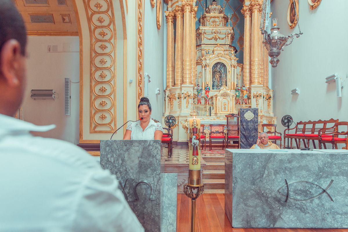 senhoritas fotografia Paróquia do Santíssimo Sacramento e Sant'Ana batizado batismo salvador foto fotografo fotografa católica roupa padrinhos presente ideias cerimonia documental padre vela toalha recepção decoração