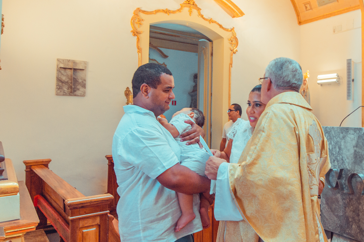 senhoritas fotografia Paróquia do Santíssimo Sacramento e Sant'Ana batizado batismo salvador foto fotografo fotografa católica roupa padrinhos presente ideias cerimonia documental padre vela toalha recepção decoração