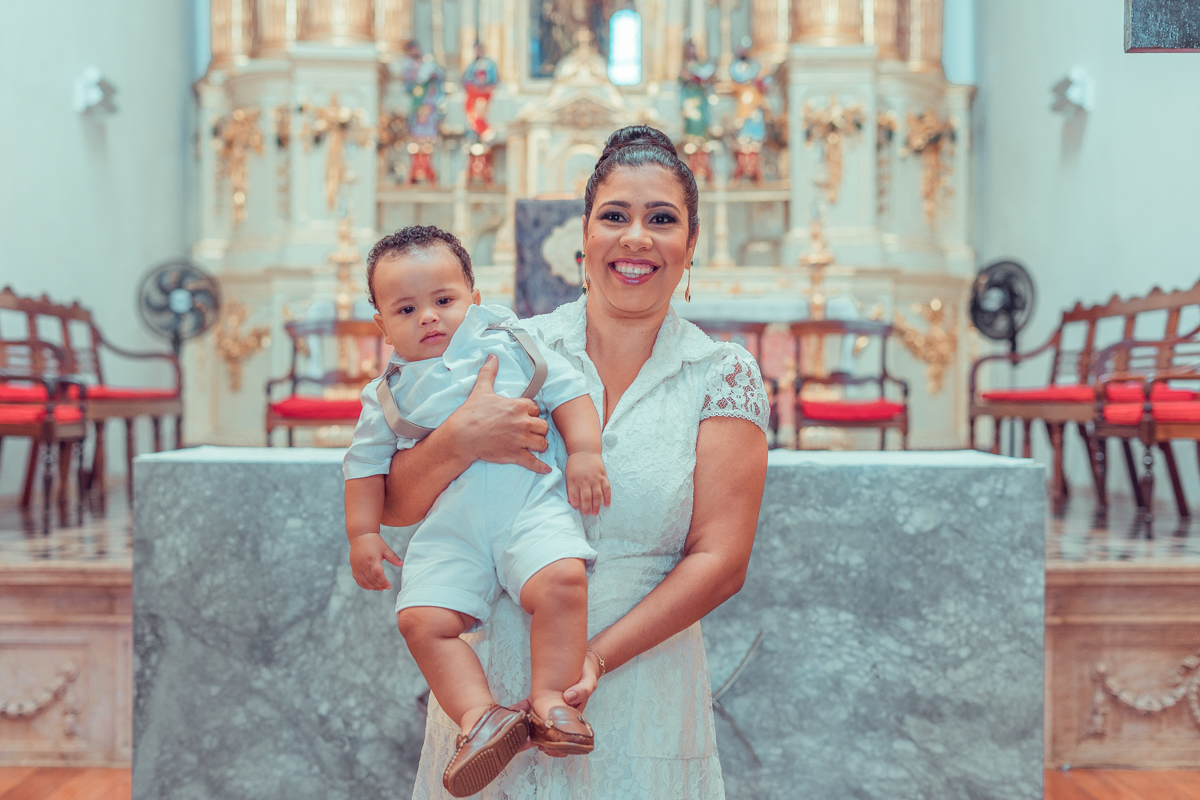 senhoritas fotografia Paróquia do Santíssimo Sacramento e Sant'Ana batizado batismo salvador foto fotografo fotografa católica roupa padrinhos presente ideias cerimonia documental padre vela toalha recepção decoração