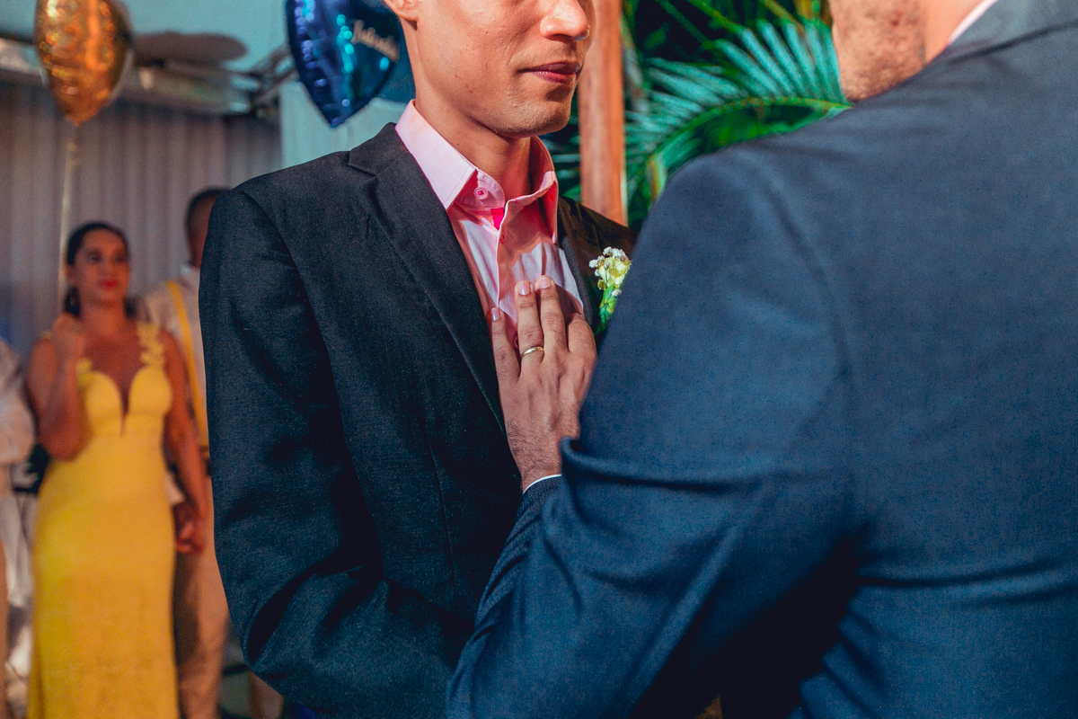 mesa-bolo-decoração-luzes-doces-salvador-casamento-casamento gay-noivos-ternos-bolo de casamento-selfie-amigas-convidados de casamento-familia dos noivos-padrinhos-madrinhas-arco iris-cerimonia-altar-ritual-votos-aliança-troca de aliança