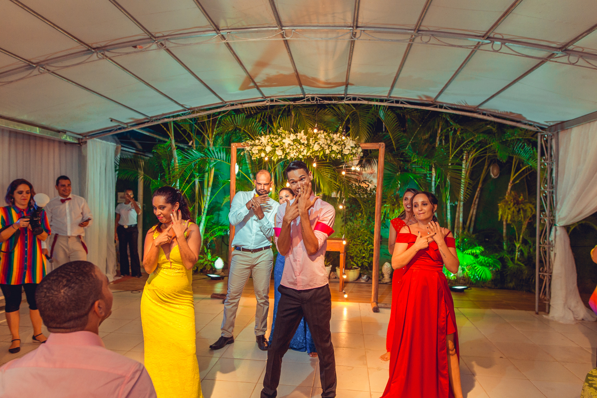mesa-bolo-decoração-luzes-doces-salvador-casamento-casamento gay-noivos-ternos-bolo de casamento-selfie-amigas-convidados de casamento-familia dos noivos-padrinhos-madrinhas-arco iris- surpresa para noivo-homenagem-dança