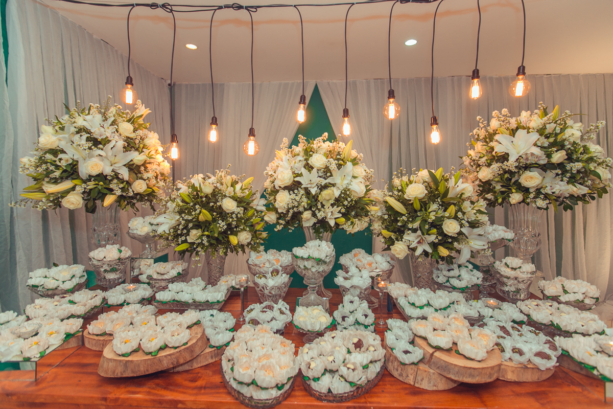 mesa-bolo-decoração-luzes-doces-salvador-casamento-casamento gay-arranjo de flores-flores