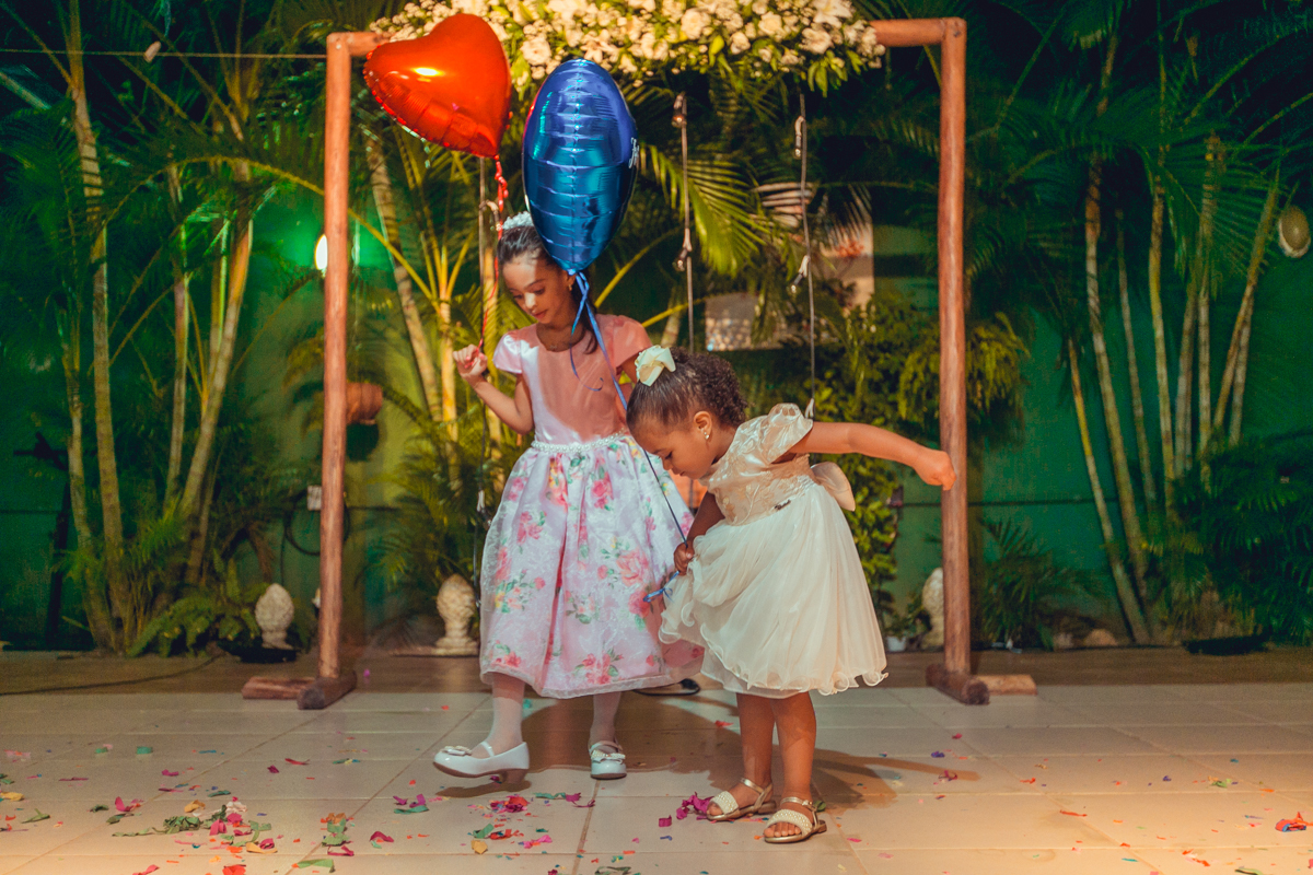 mesa-bolo-decoração-luzes-doces-salvador-casamento-casamento gay-noivos-ternos-bolo de casamento-selfie-amigas-convidados de casamento-familia dos noivos-daminhas