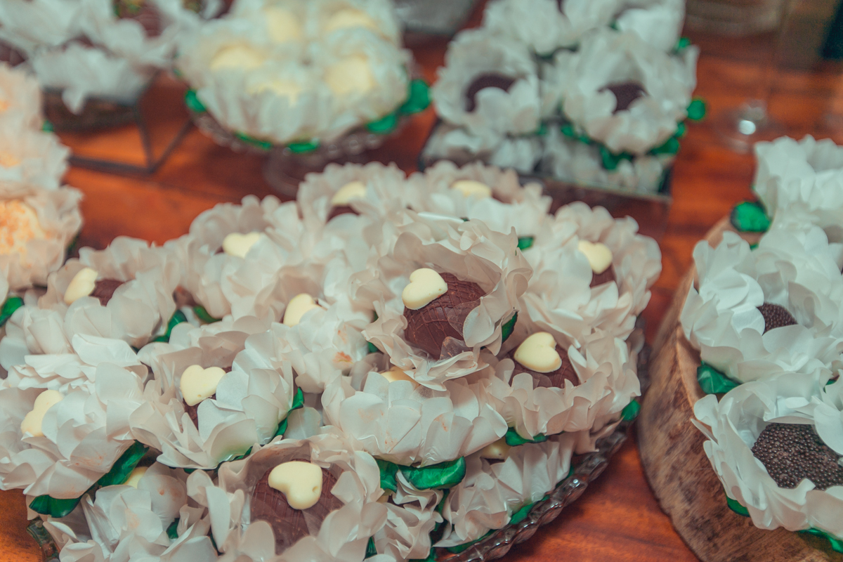 mesa-bolo-decoração-luzes-doces-salvador-casamento-casamento gay-arranjo de flores-flores-doces finos