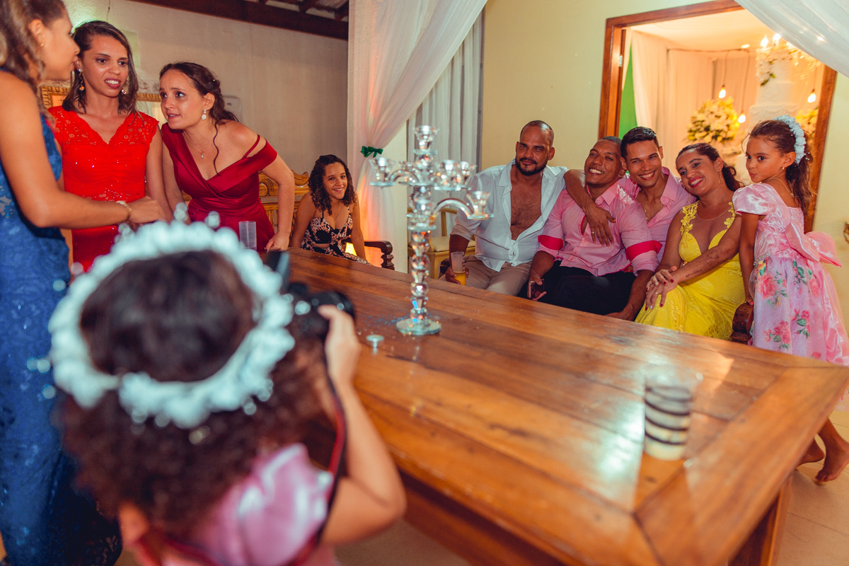 mesa-bolo-decoração-luzes-doces-salvador-casamento-casamento gay-noivos-ternos-bolo de casamento-convidados-festa-boate-dança