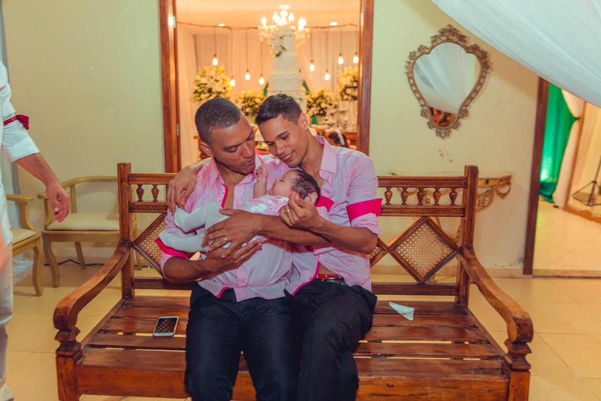 mesa-bolo-decoração-luzes-doces-salvador-casamento-casamento gay-noivos-ternos-bolo de casamento-convidados-festa-boate-dança
