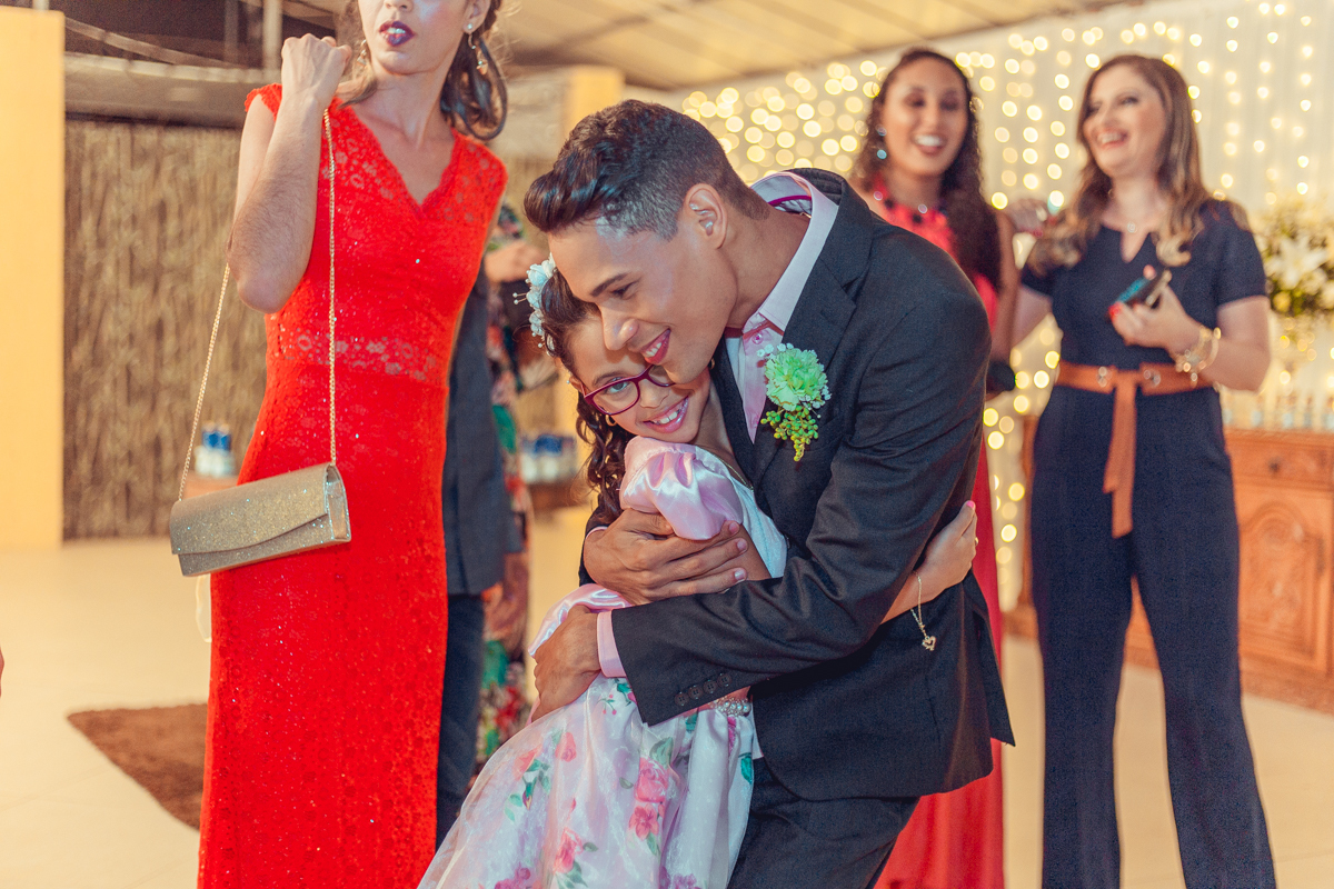 mesa-bolo-decoração-luzes-doces-salvador-casamento-casamento gay-noivos-ternos-bolo de casamento-selfie-amigas-convidados de casamento-familia dos noivos