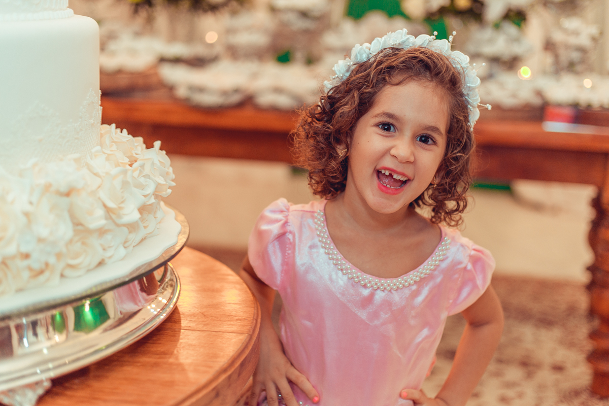mesa-bolo-decoração-luzes-doces-salvador-casamento-casamento gay-noivos-ternos-bolo de casamento-dama de honra